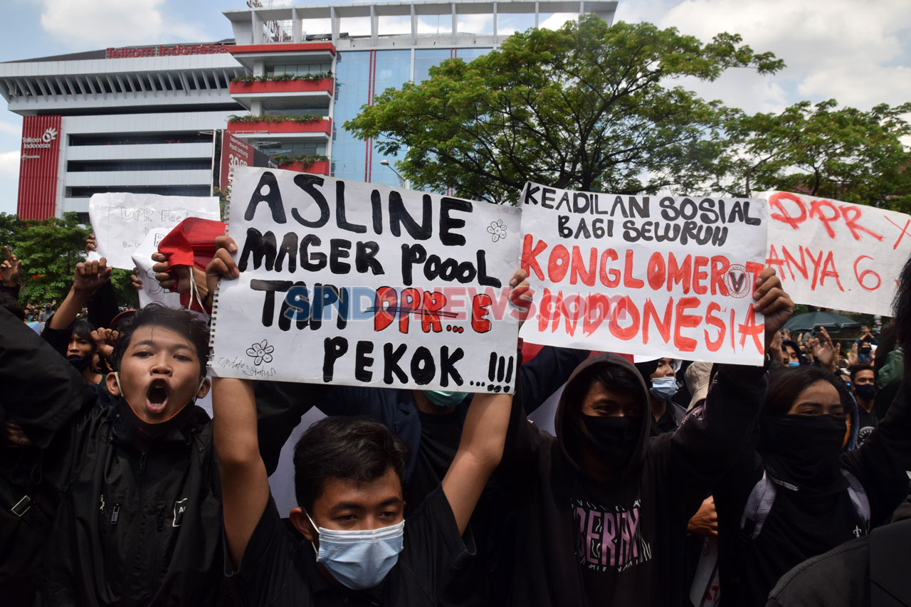 Massa Demo Tolak UU...