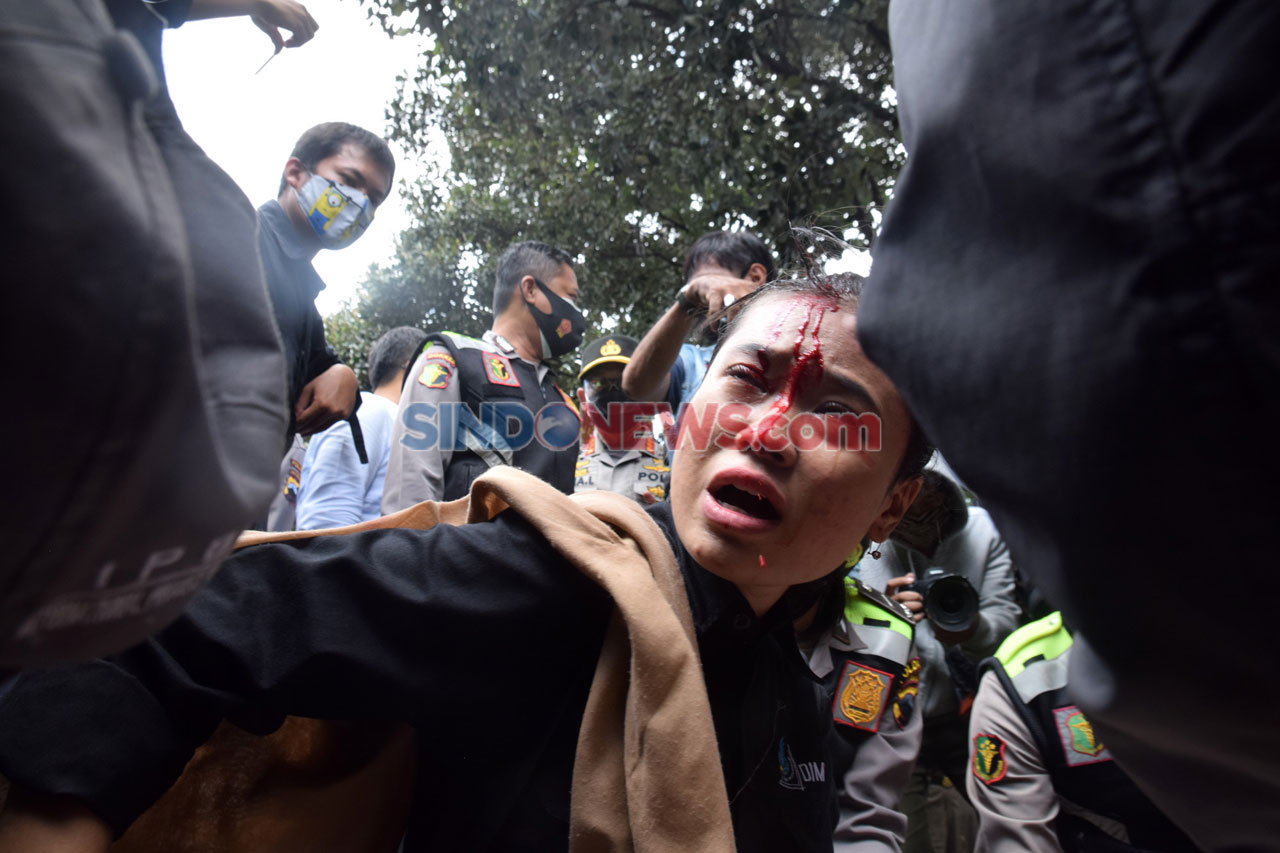 Massa Demo Tolak UU...