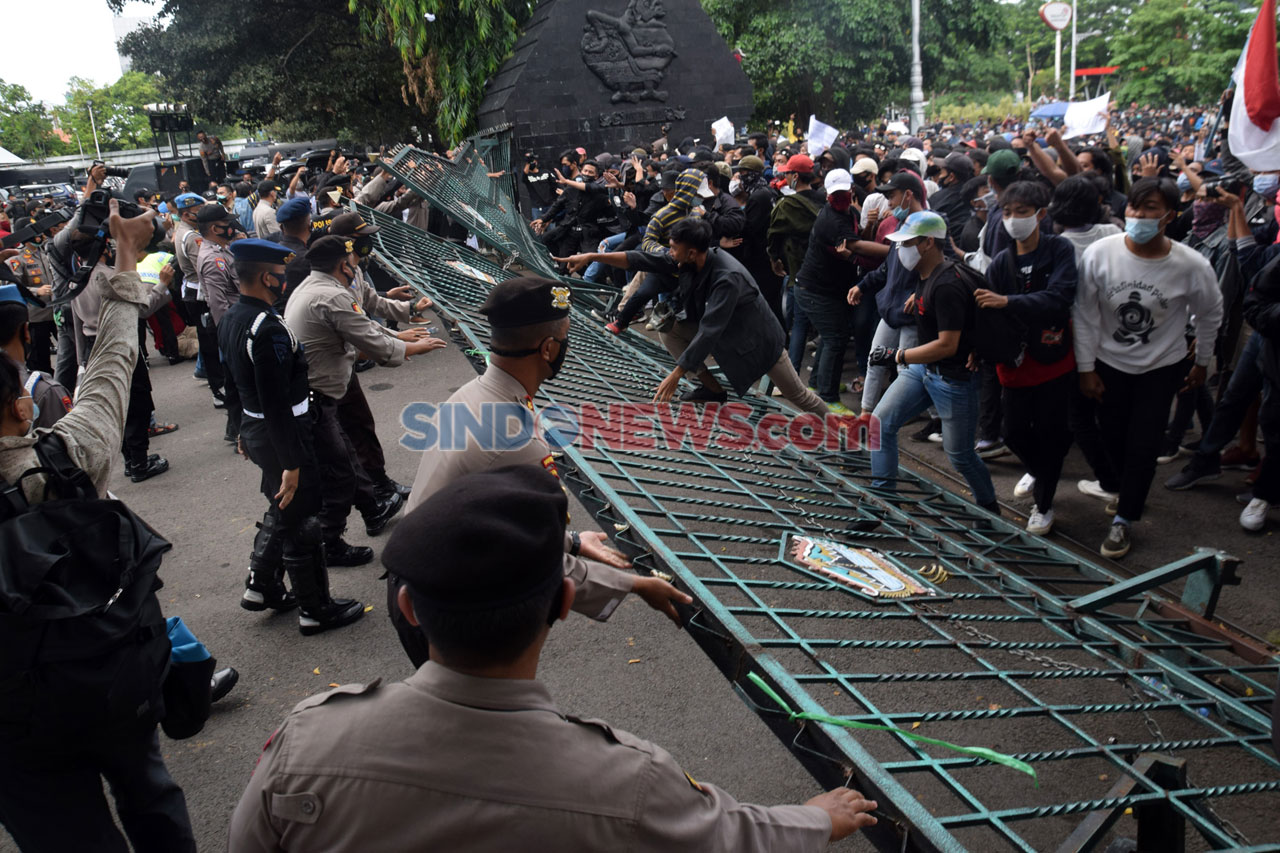 Massa Demo Tolak UU...