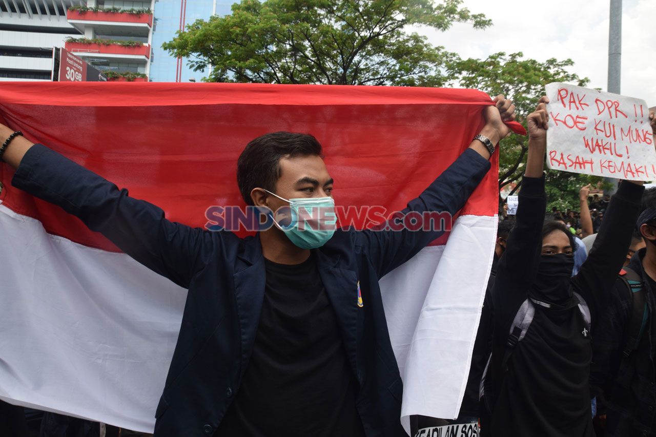 Massa Demo Tolak UU...