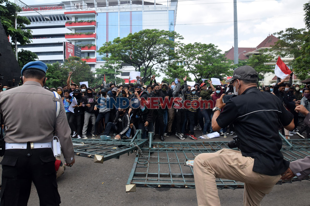 Massa Demo Tolak UU...