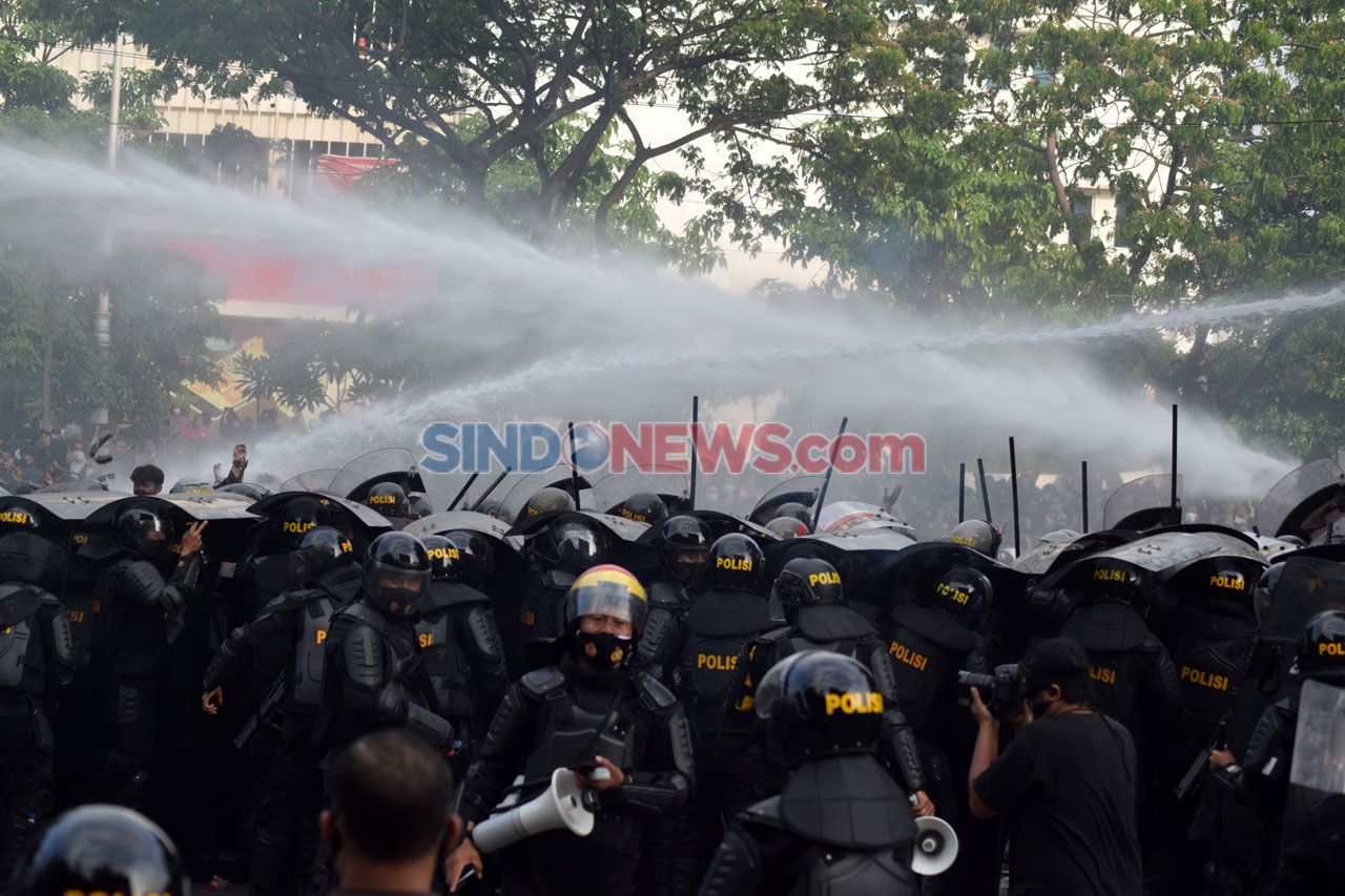 Polisi Bubarkan Demo...