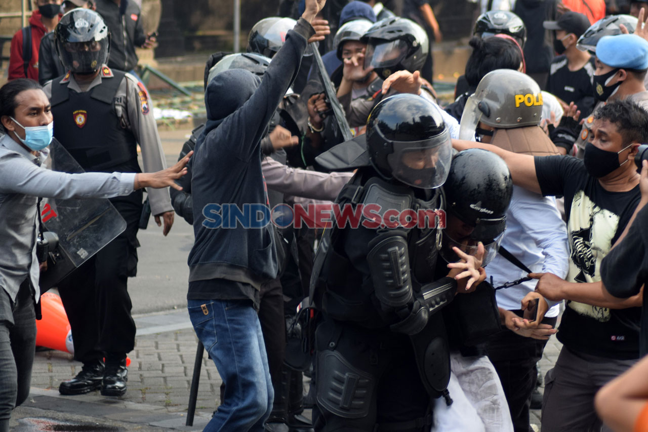 Polisi Bubarkan Demo...