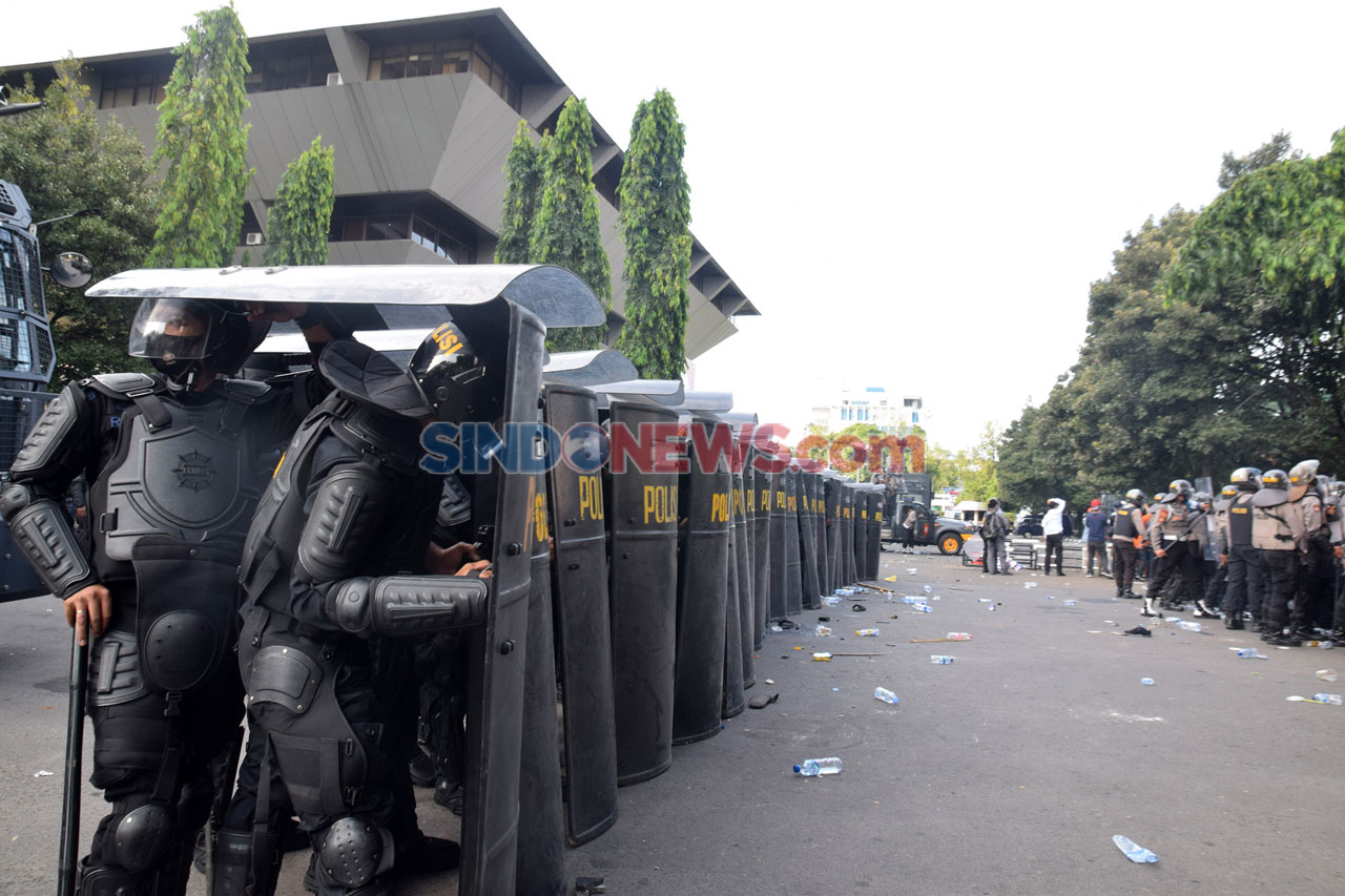 Polisi Bubarkan Demo...