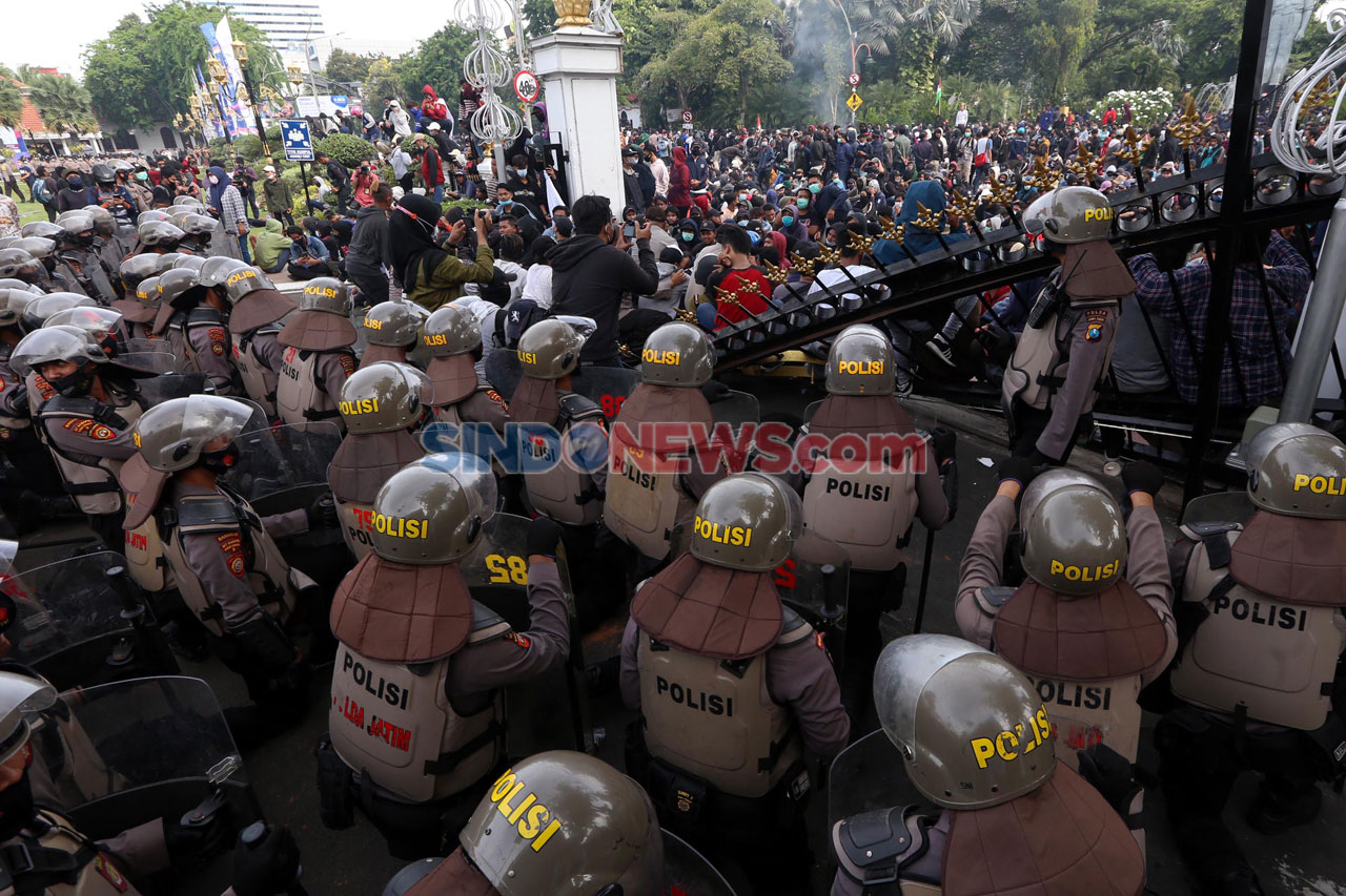 Tolak Omnibus Law, Ribuan...