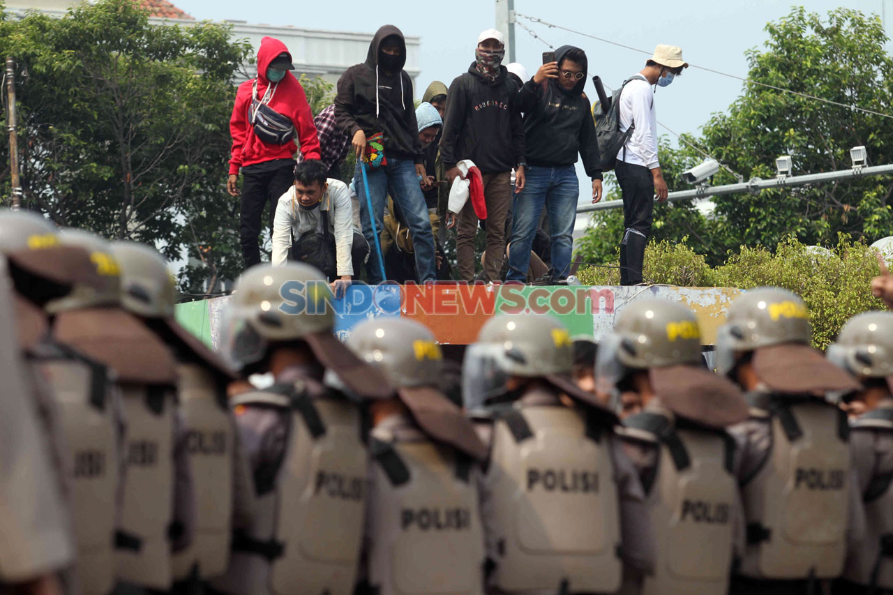 Demonstran dan Polisi...