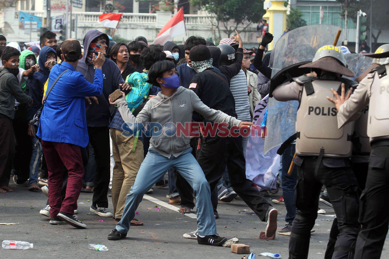 Demonstran dan Polisi...