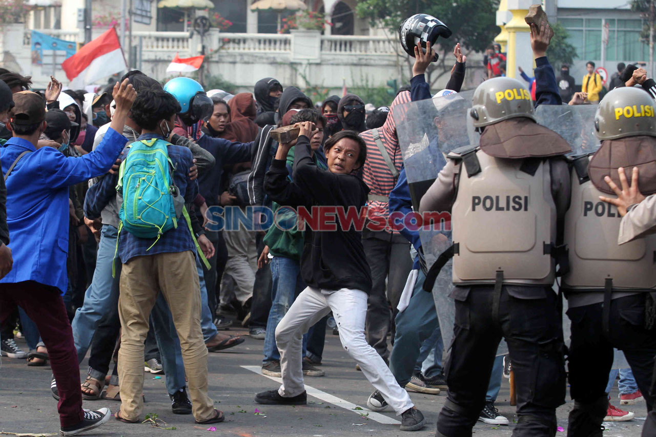 Demonstran dan Polisi...