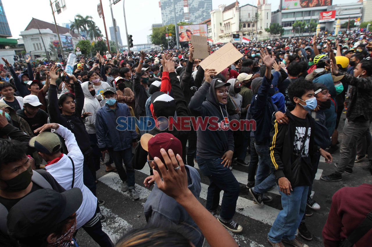 Demonstran dan Polisi...