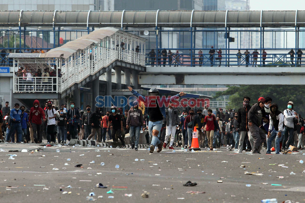 Demonstran dan Polisi...