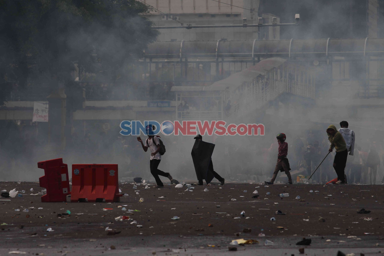 Demonstran dan Polisi...