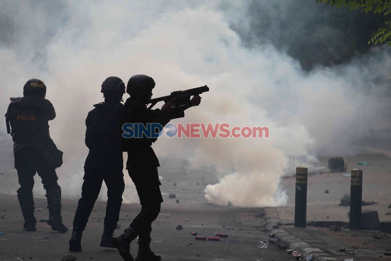 Demonstran dan Polisi...