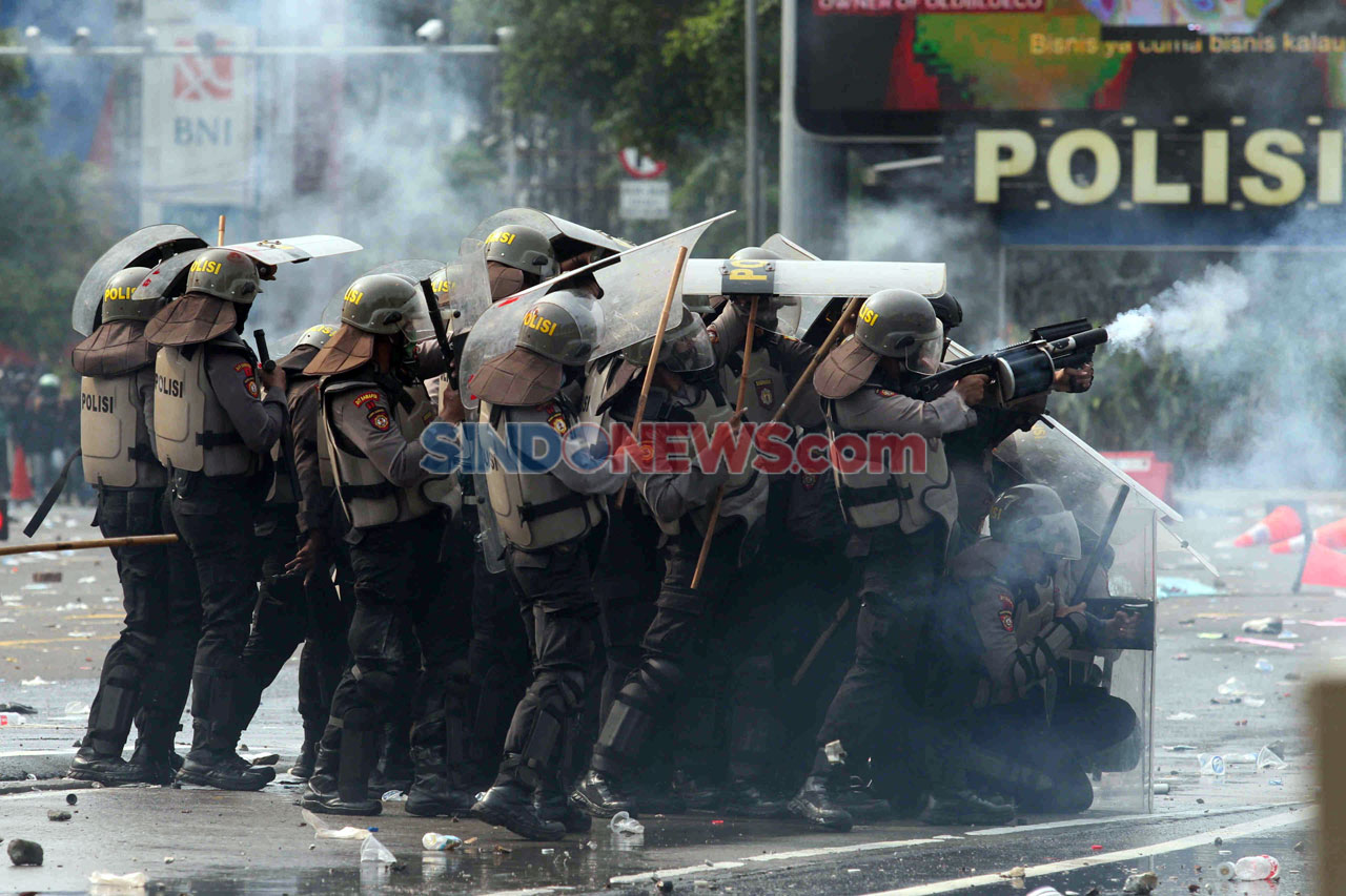 Demonstran dan Polisi...