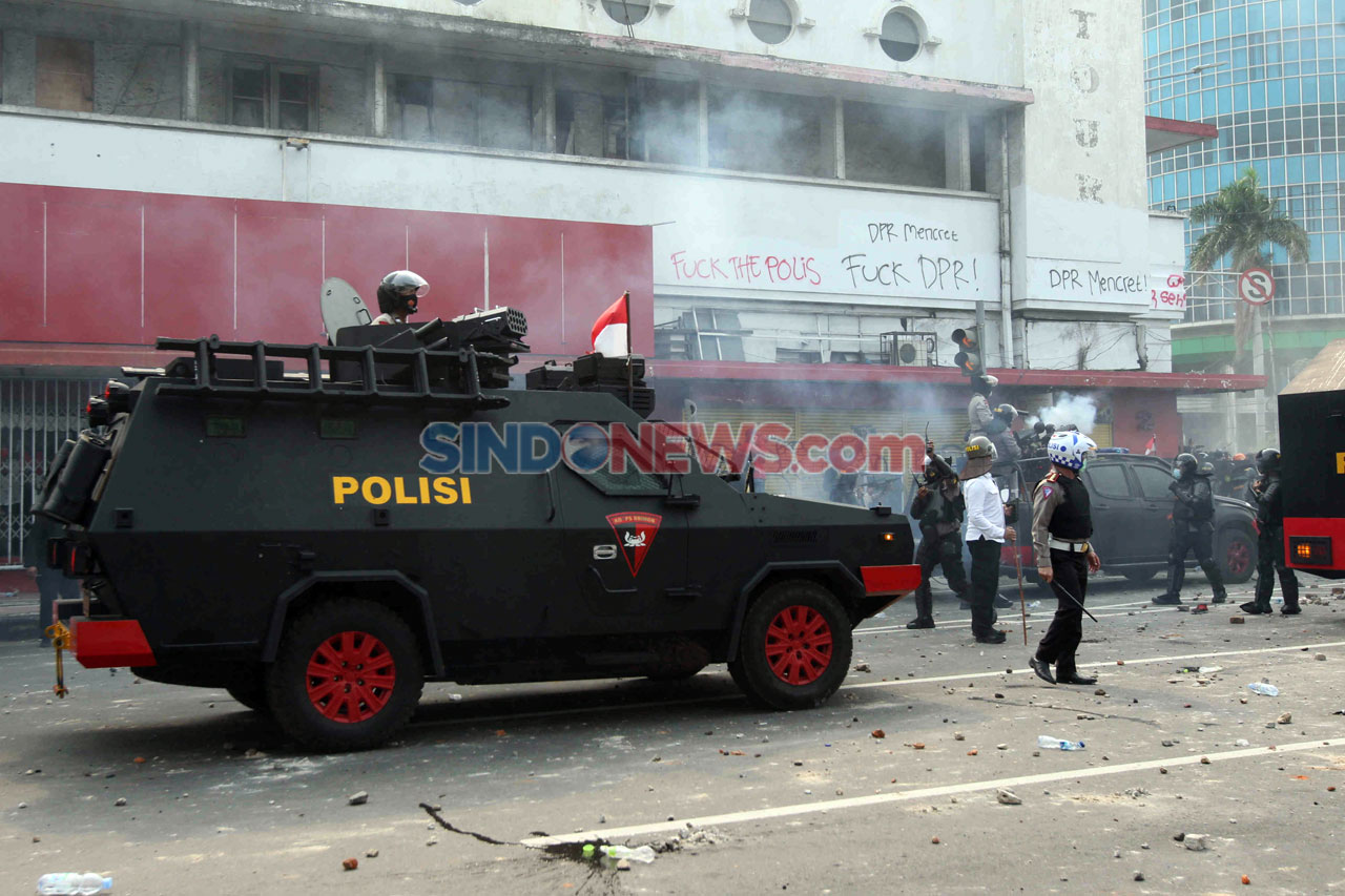Demonstran dan Polisi...