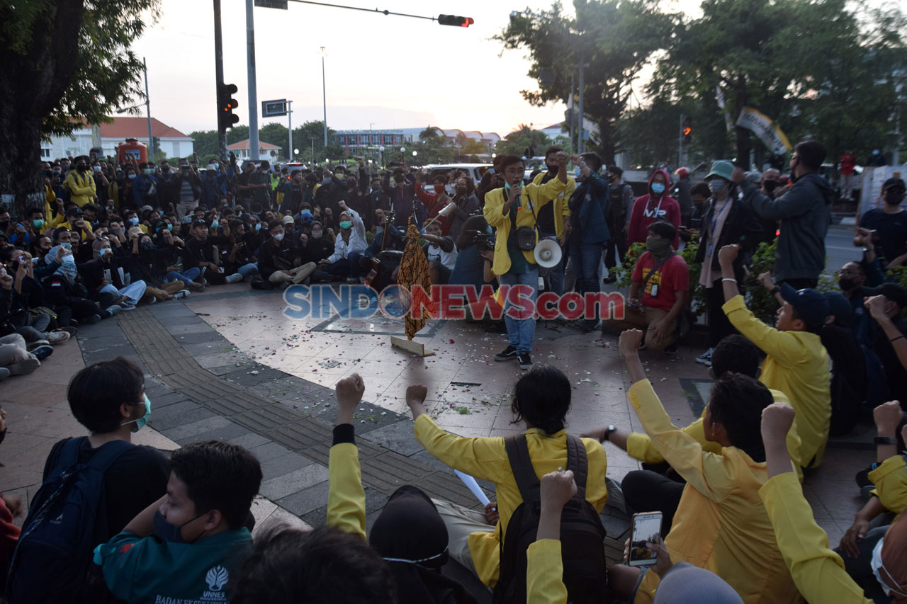 Ratusan Mahasiswa Semarang...