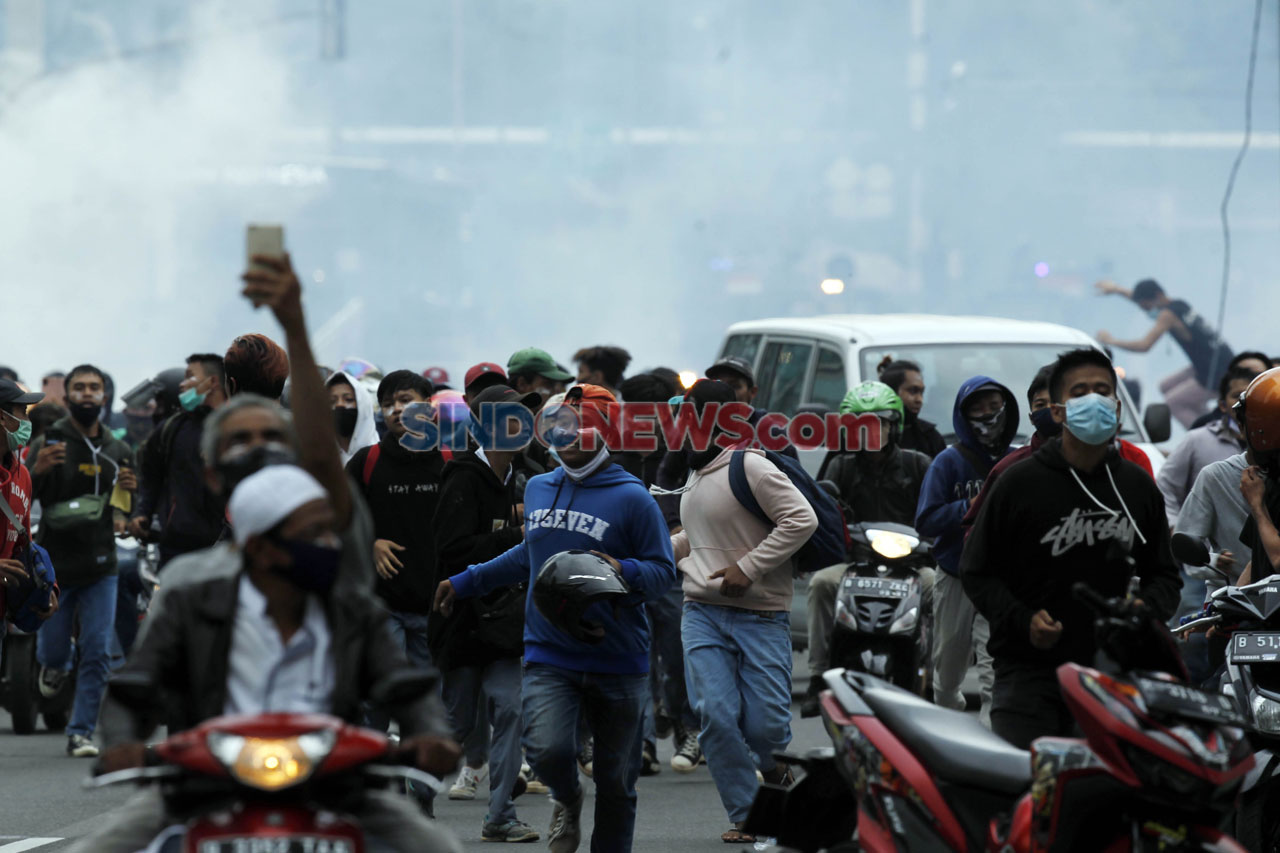 Polisi Bubarkan Paksa...