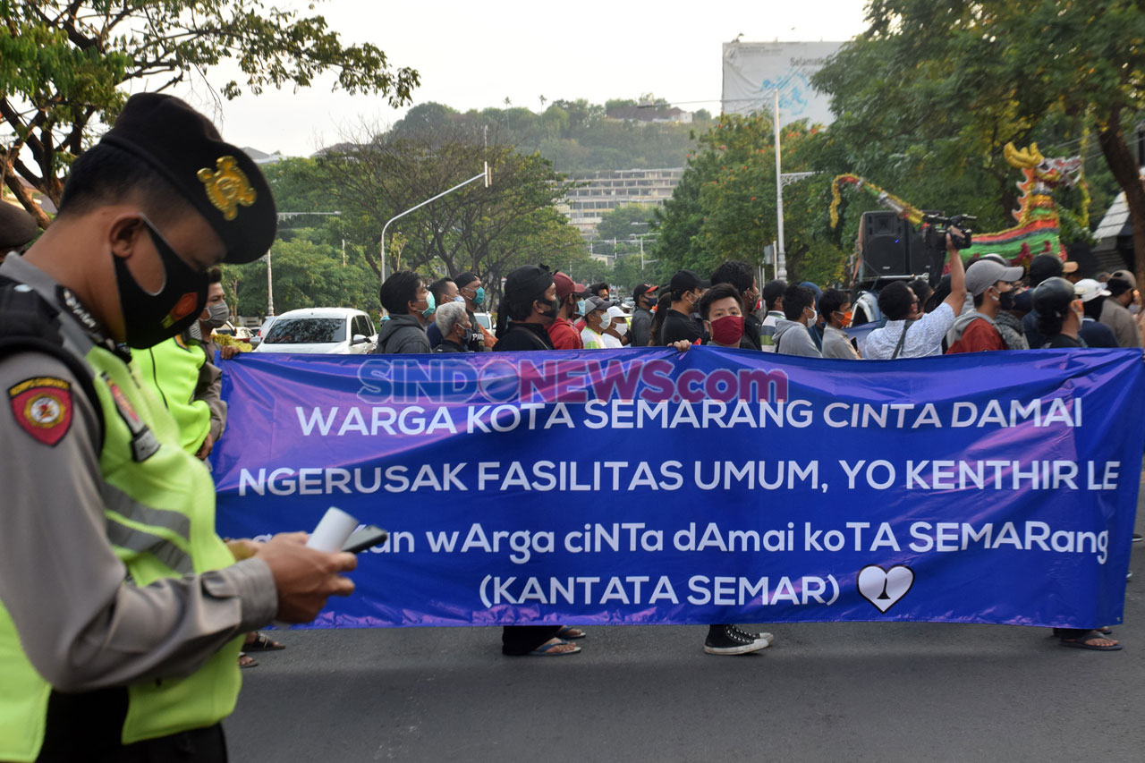 Warga Semarang Gelar...