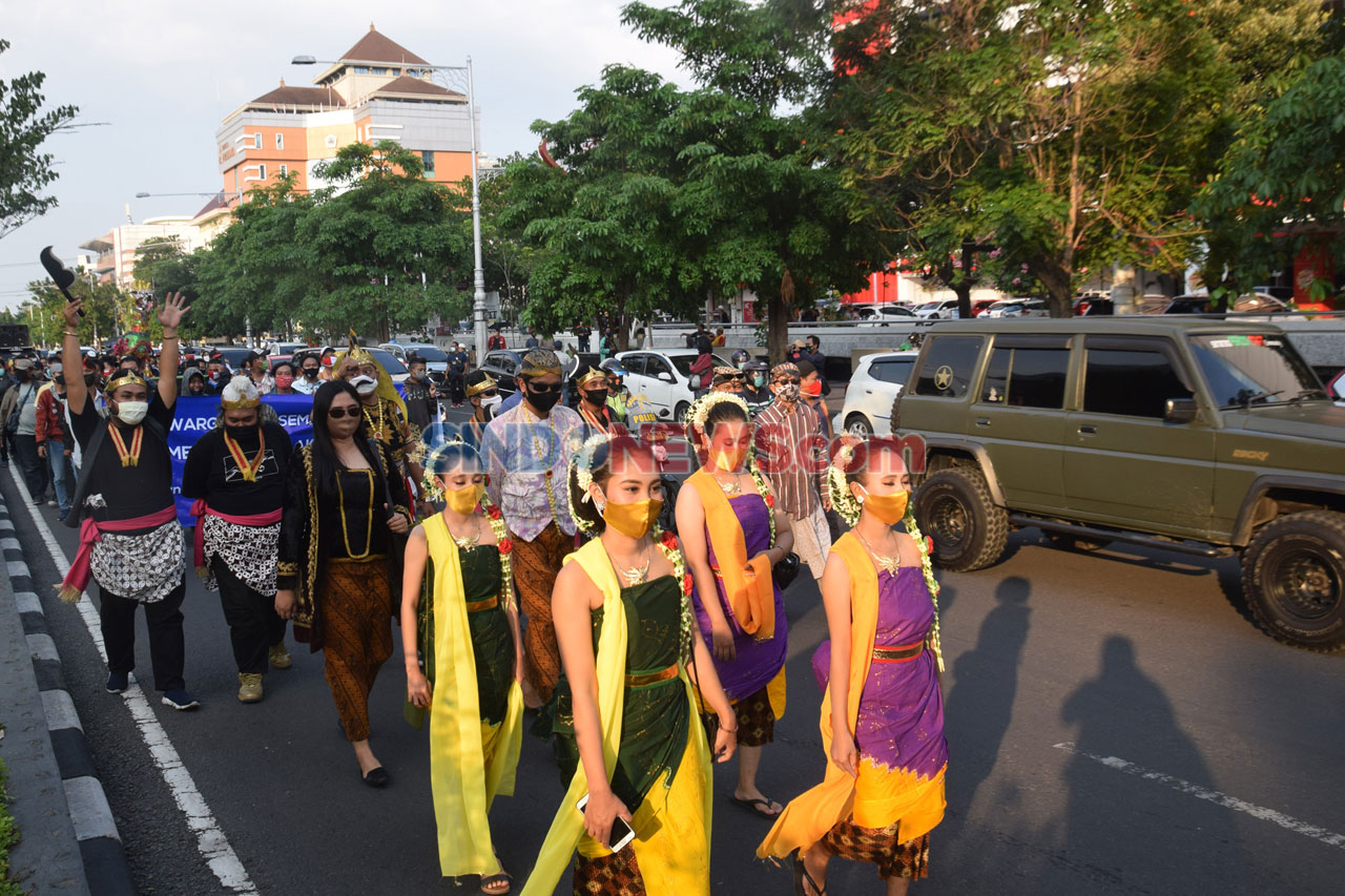 Warga Semarang Gelar...