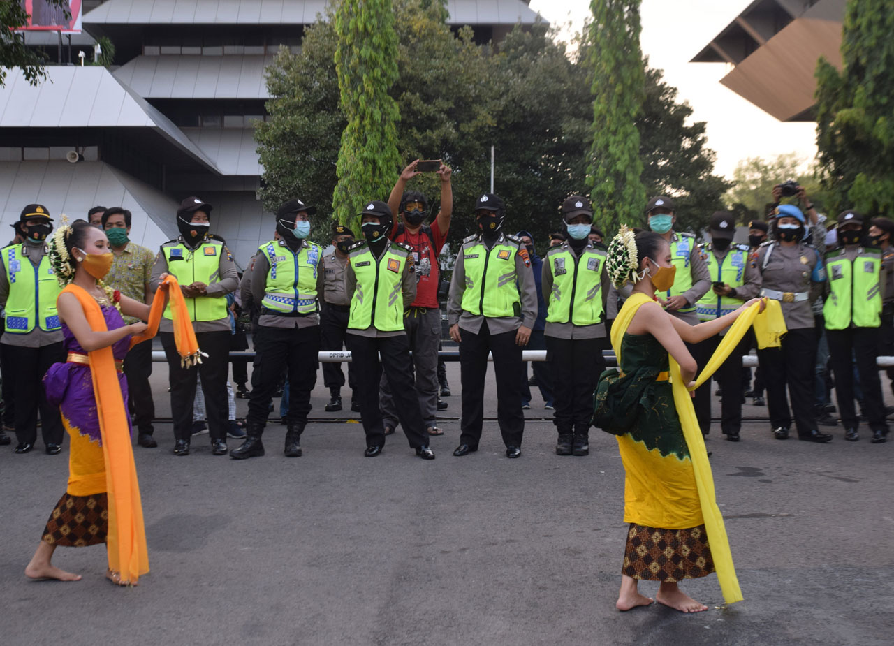 Warga Semarang Gelar...