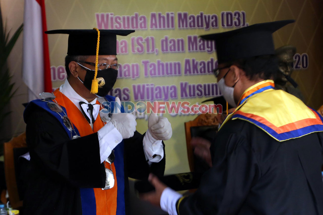 Ratusan Lulusan UWKS...