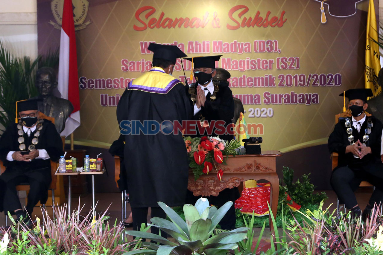 Ratusan Lulusan UWKS...