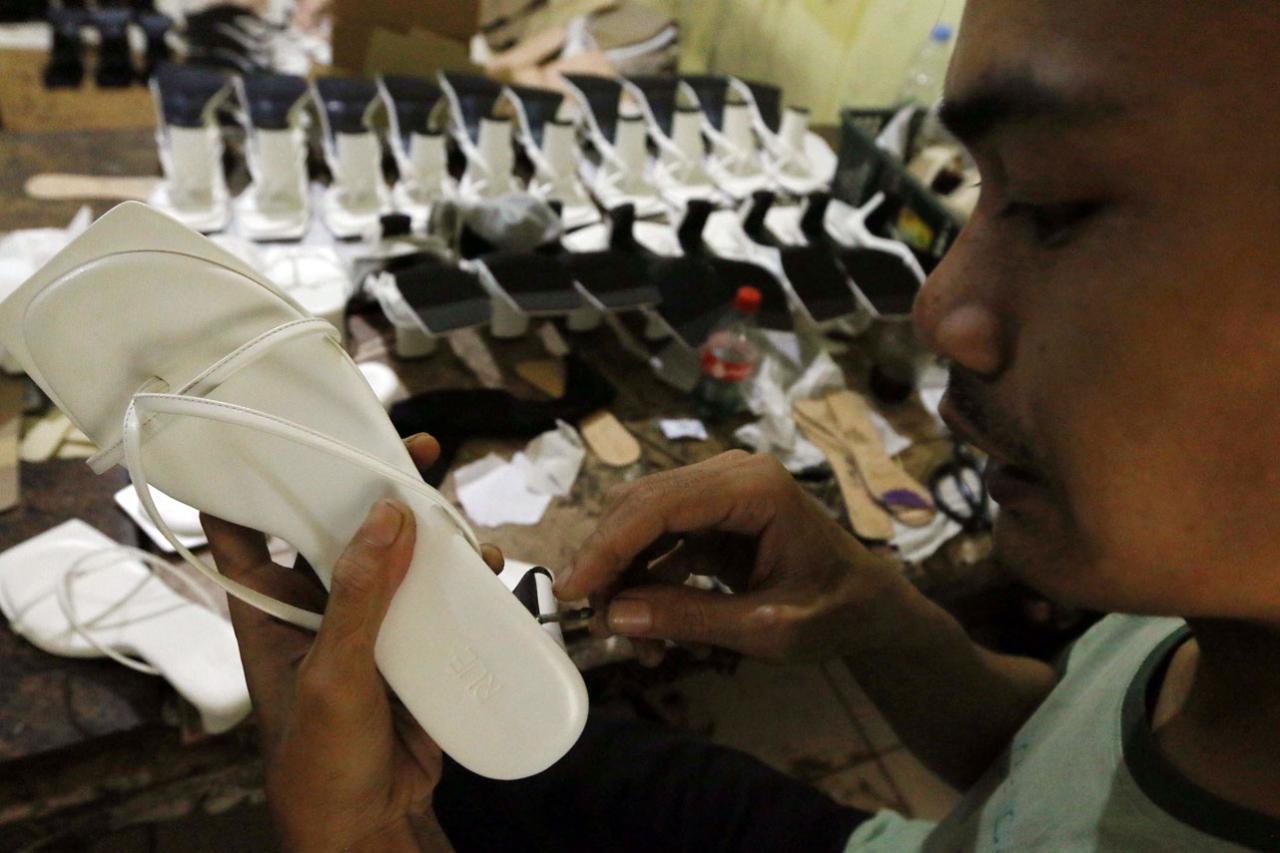 Industri Rumahan Sepatu...