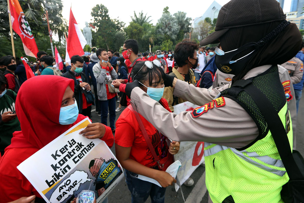 Polisi Bagikan Masker...