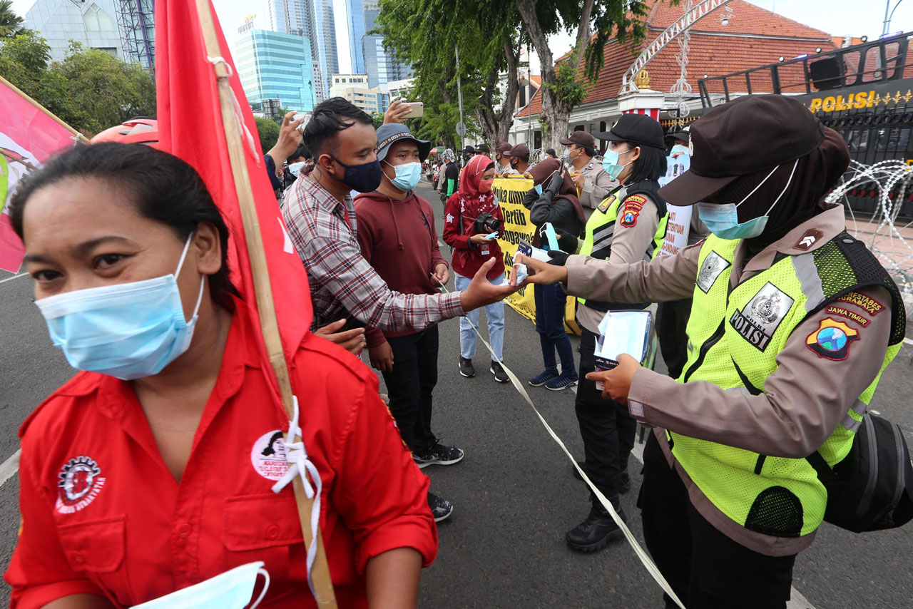 Polisi Bagikan Masker...