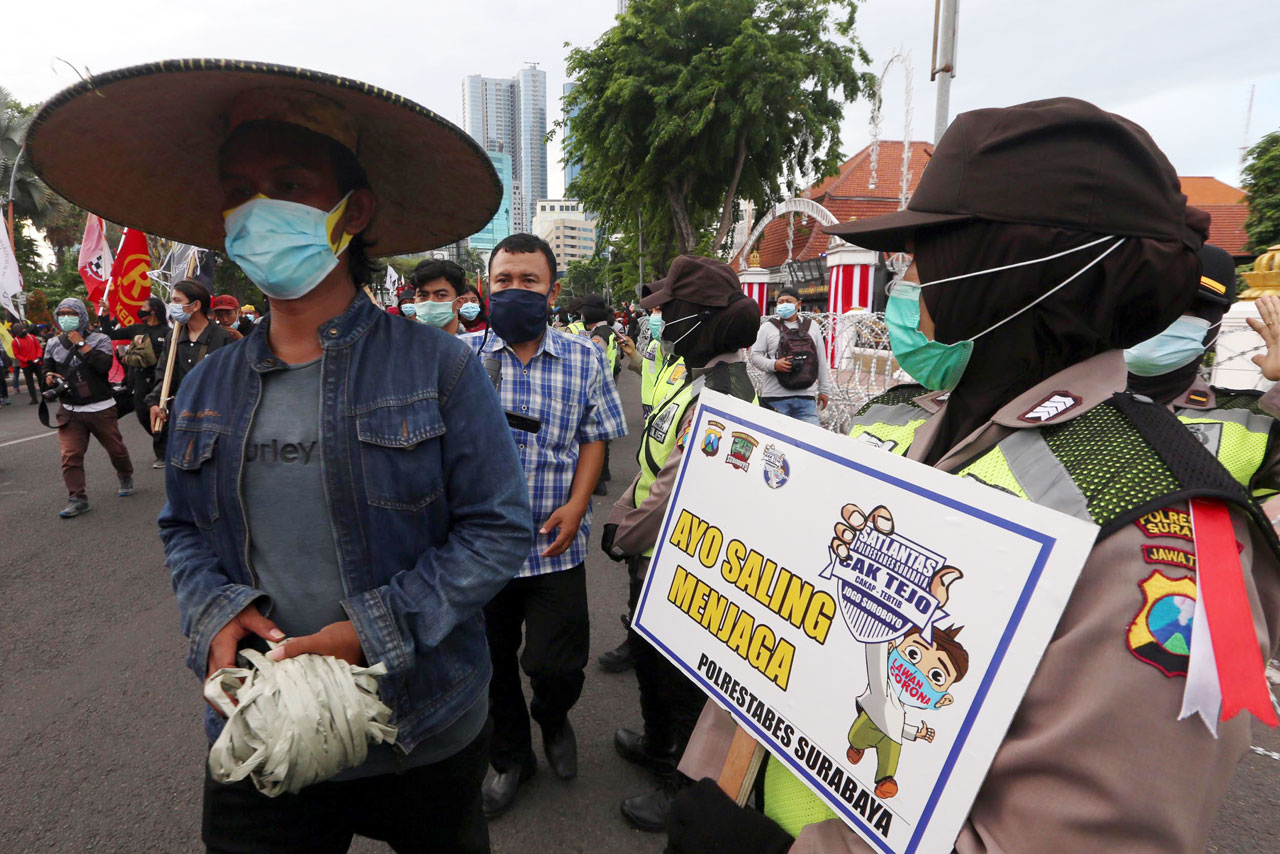 Polisi Bagikan Masker...