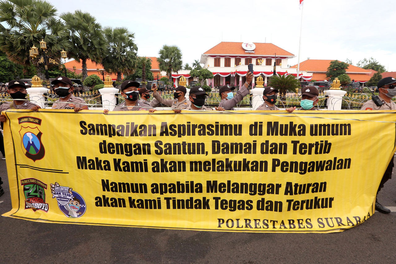 Polisi Bagikan Masker...