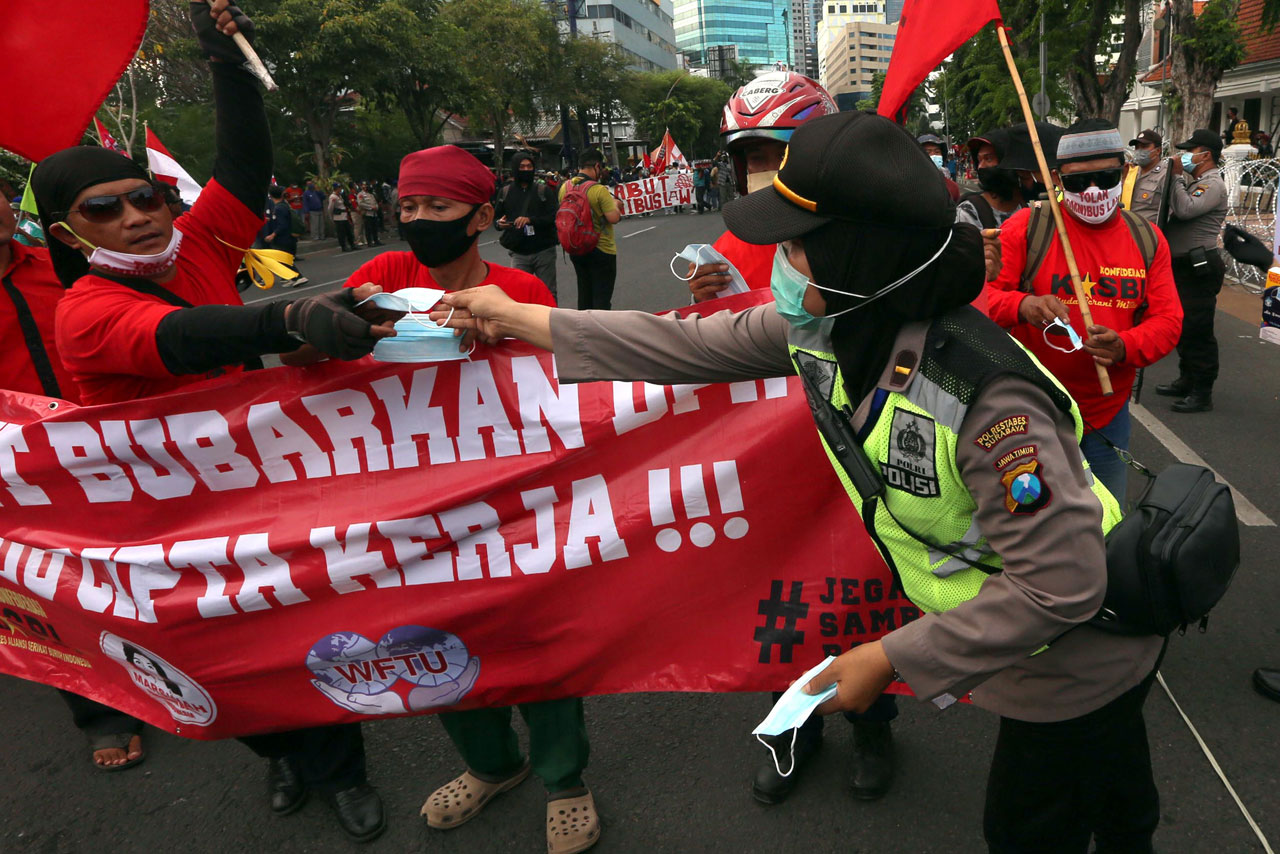 Polisi Bagikan Masker...