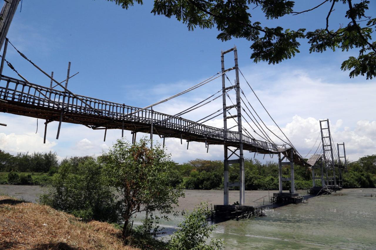 Jembatan Bambu Senilai...