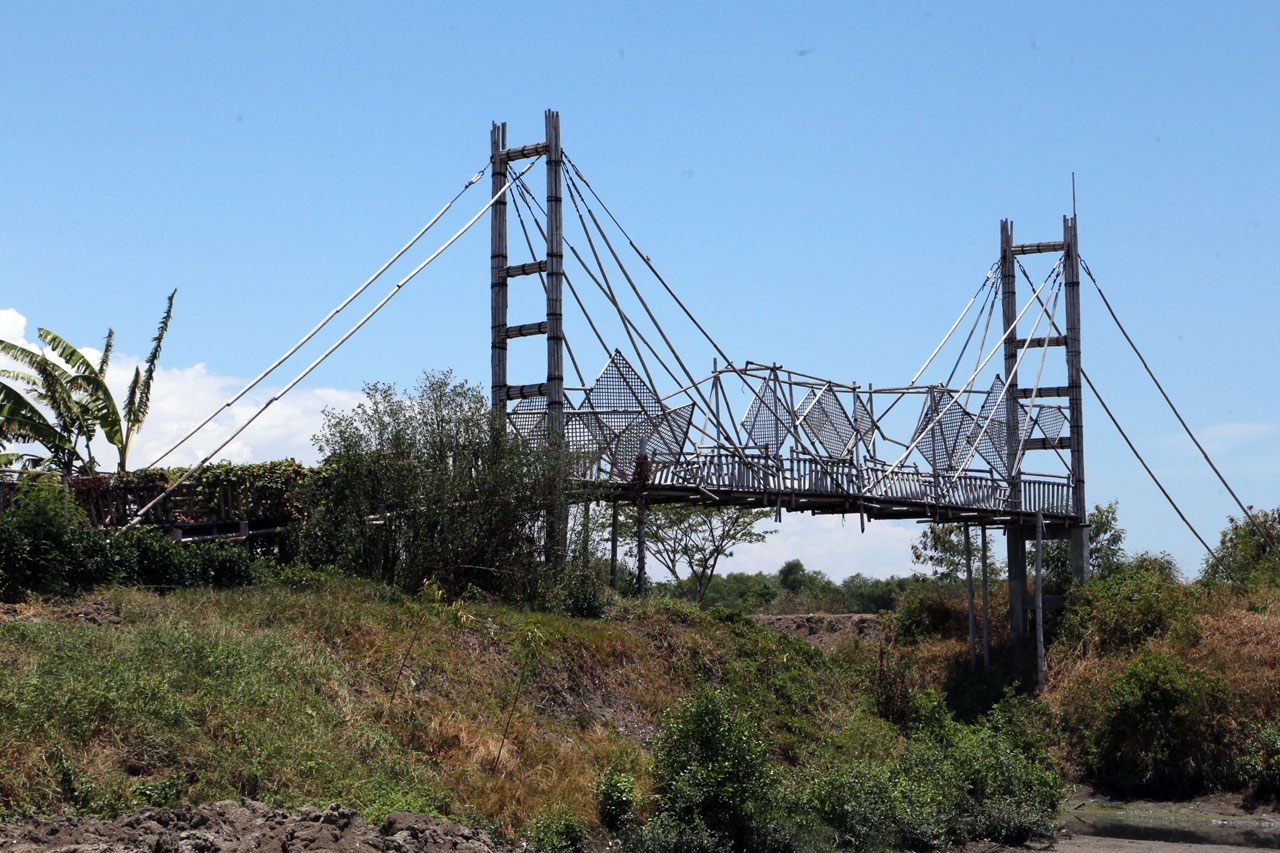 Jembatan Bambu Senilai...