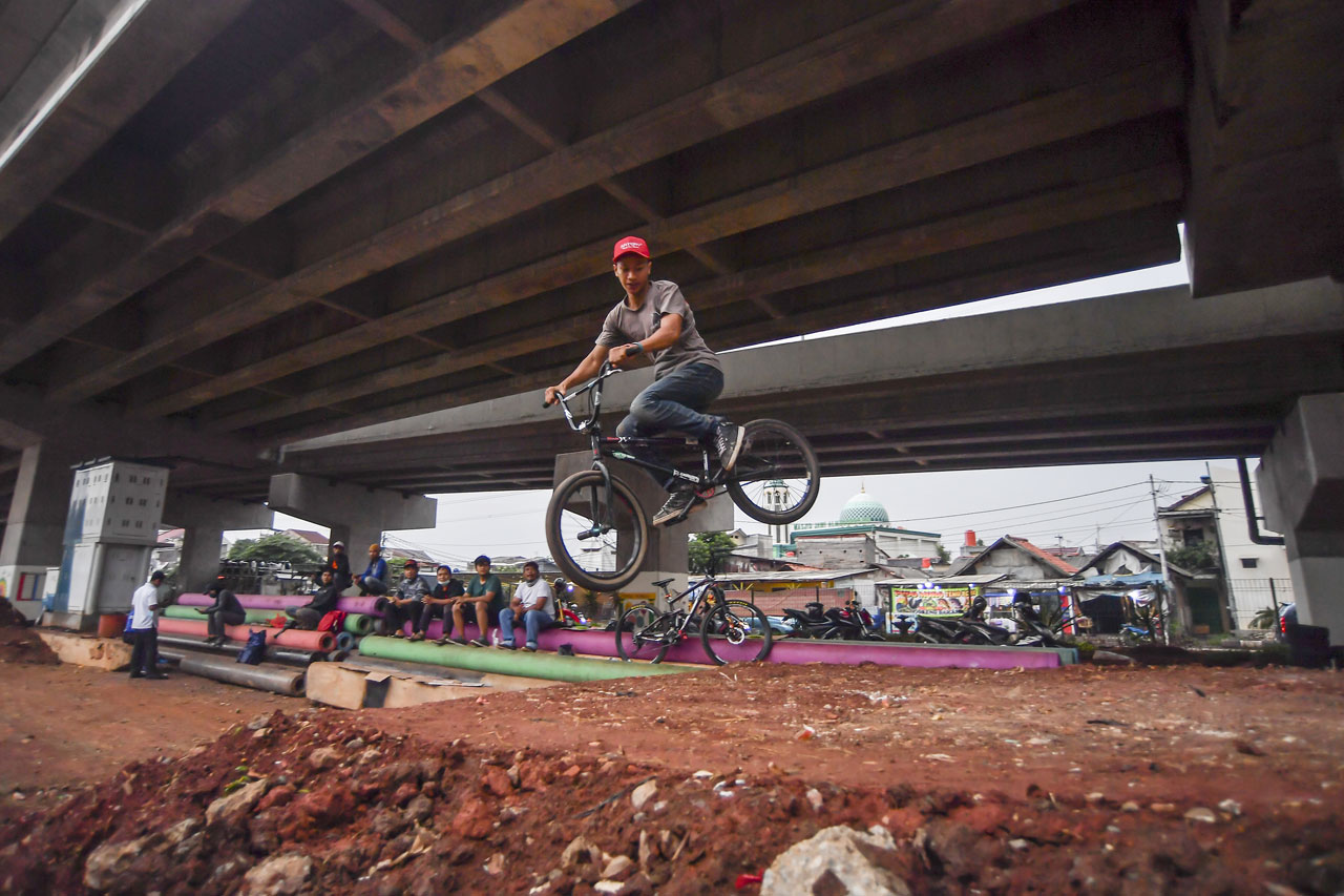 Kolong Tol Becakayu...
