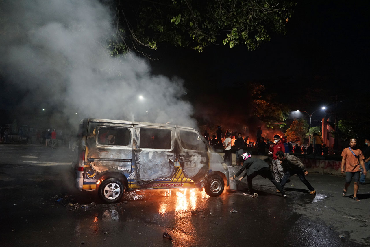 Demo Berakhir Ricuh,...