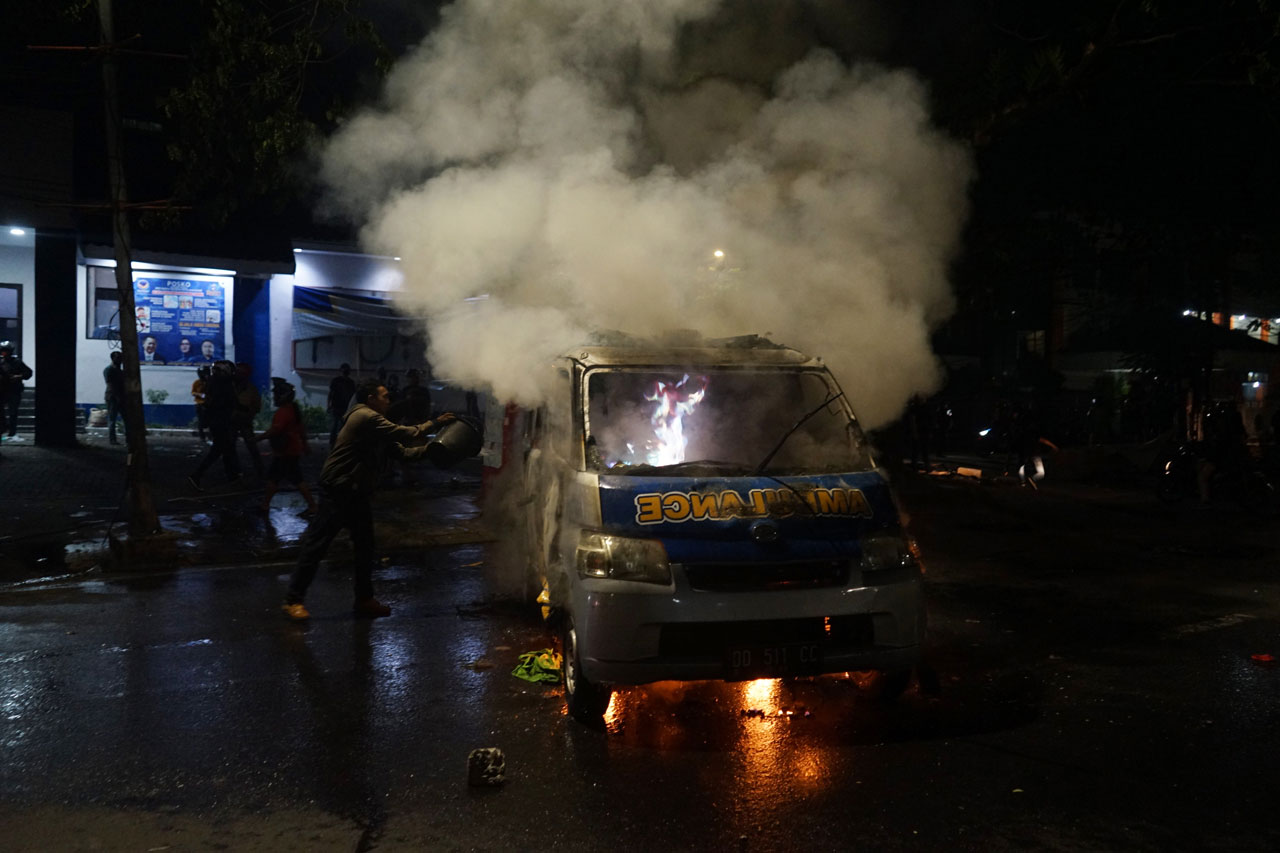 Demo Berakhir Ricuh,...
