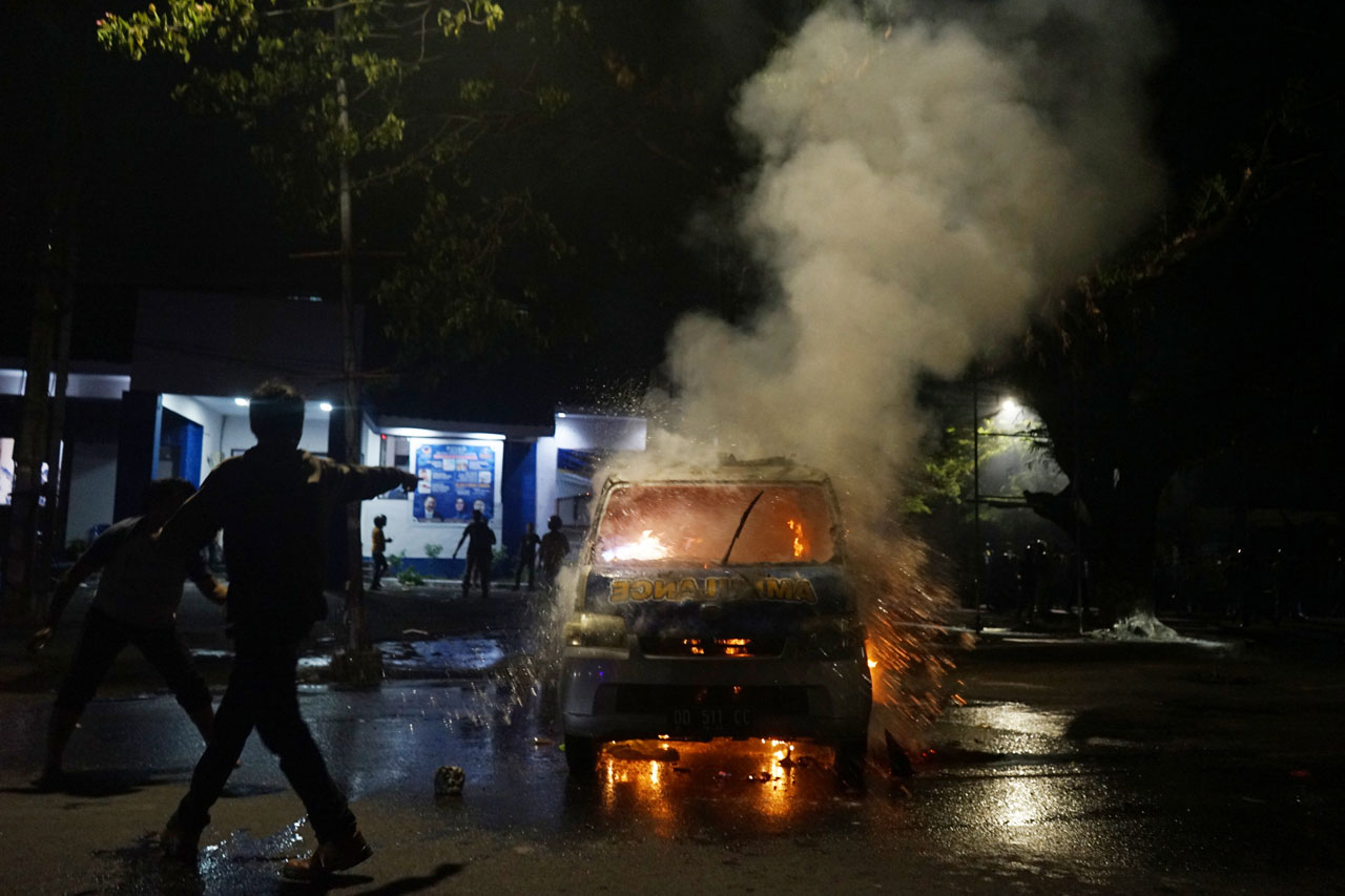 Demo Berakhir Ricuh,...