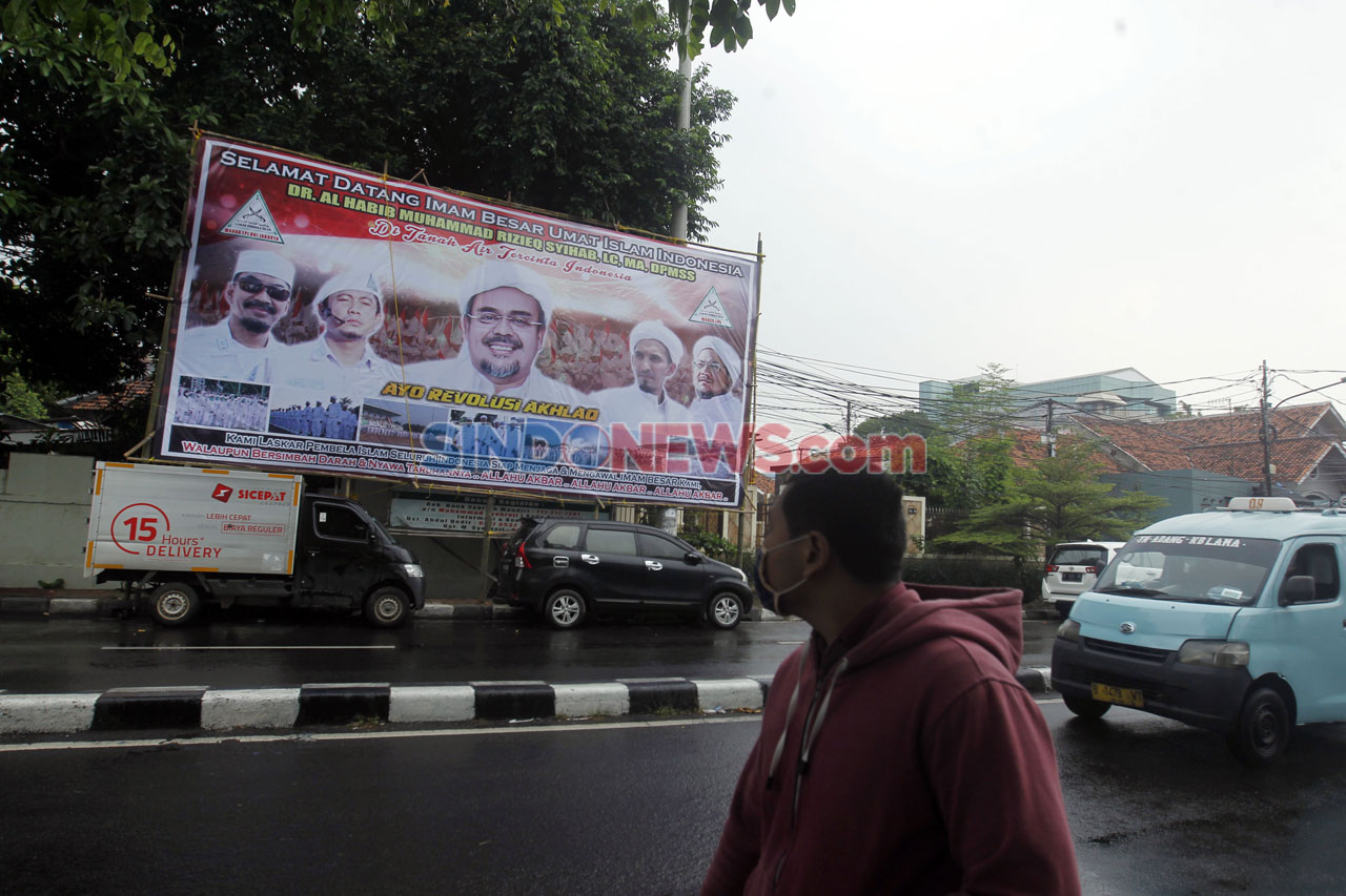 Baliho Raksasa Sambut...