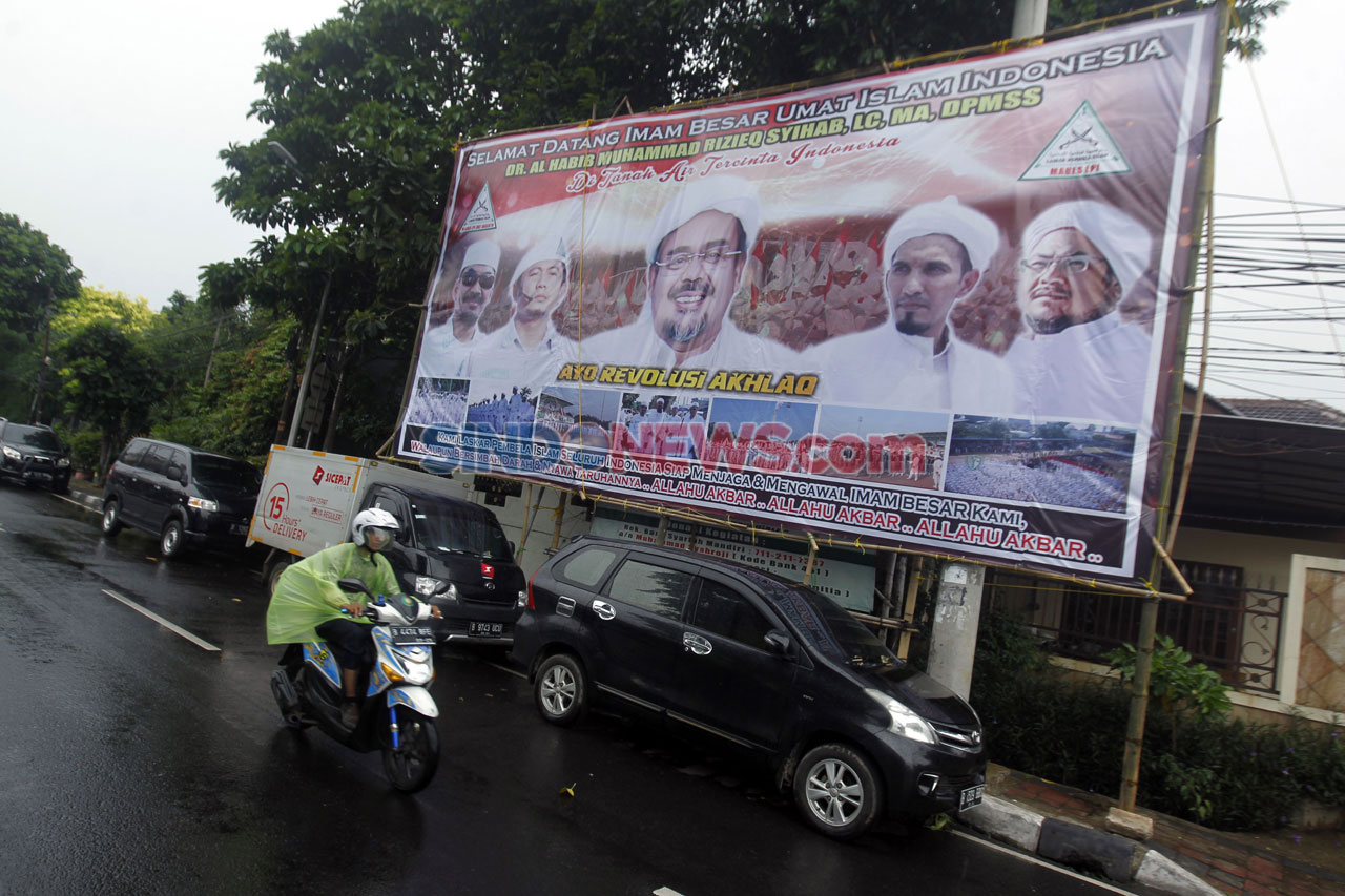 Baliho Raksasa Sambut...