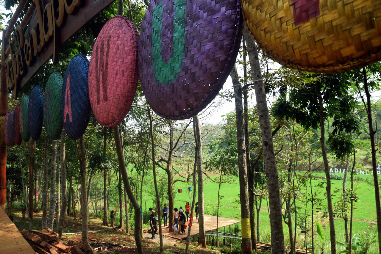 Asyiknya Menikmati Wisata...