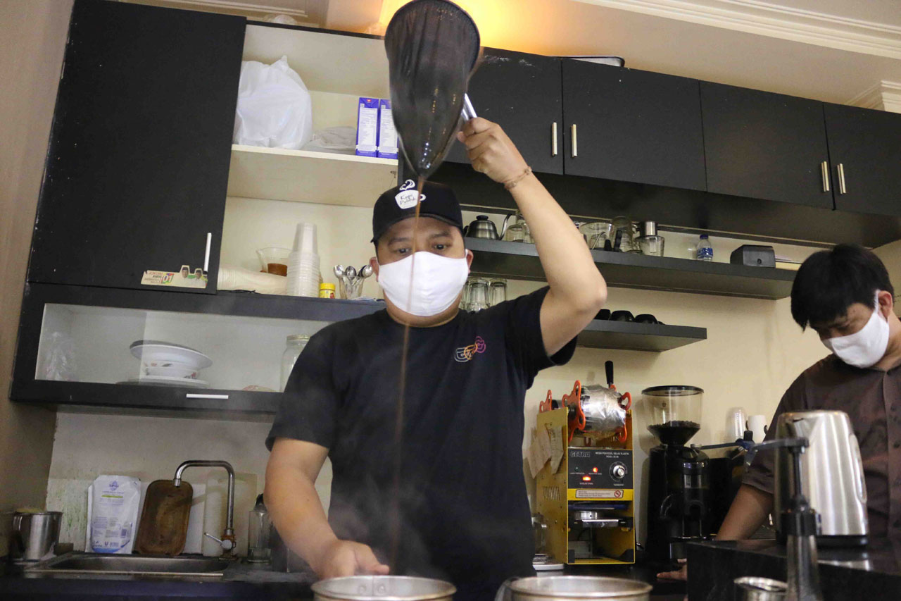 Kedai Kopi Terapkan...