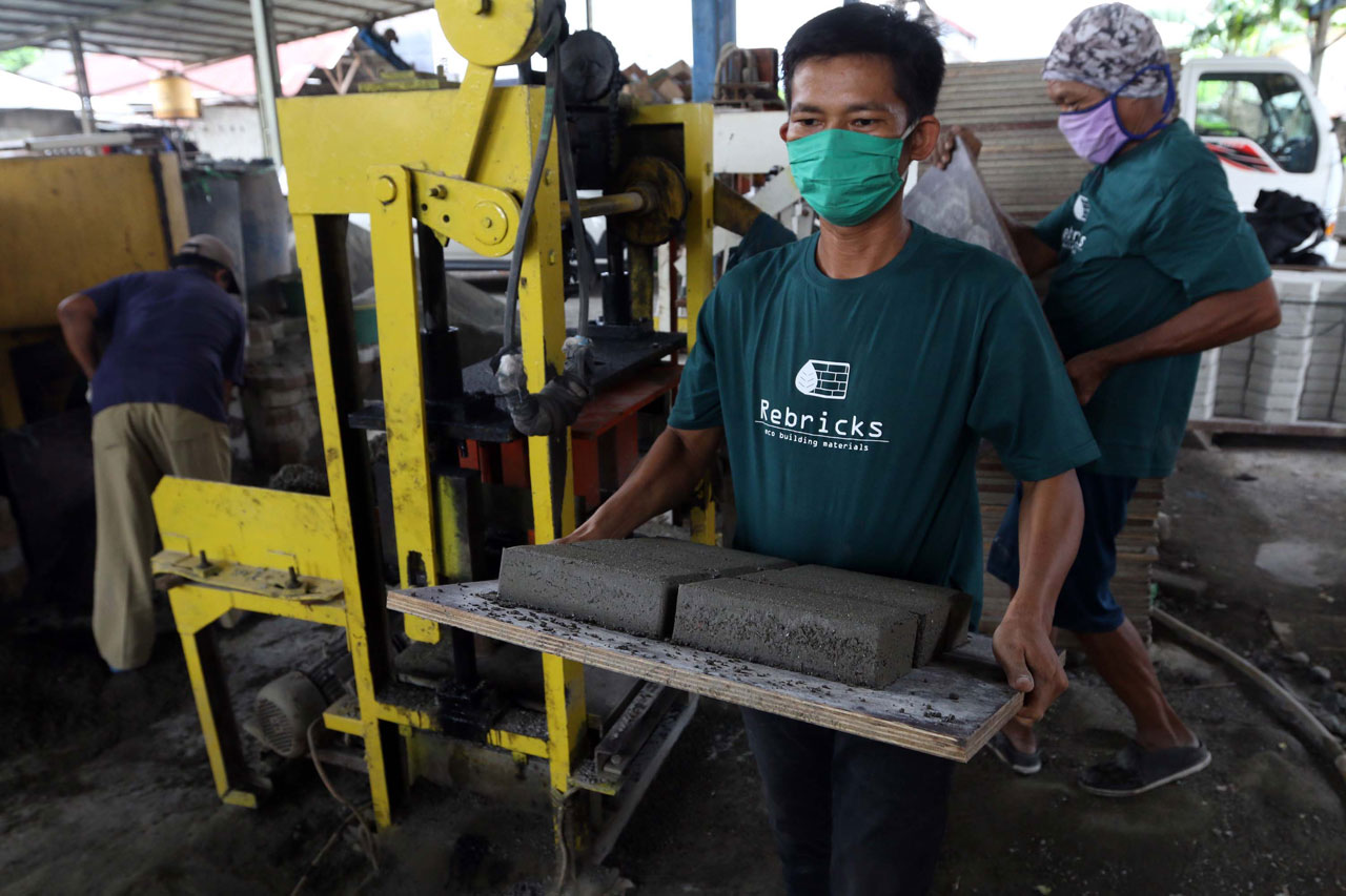 Melihat Produksi Paving...