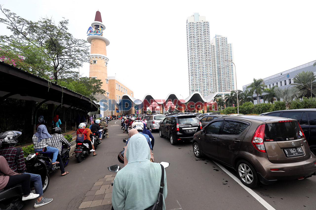 Antrean Pengunjung di...