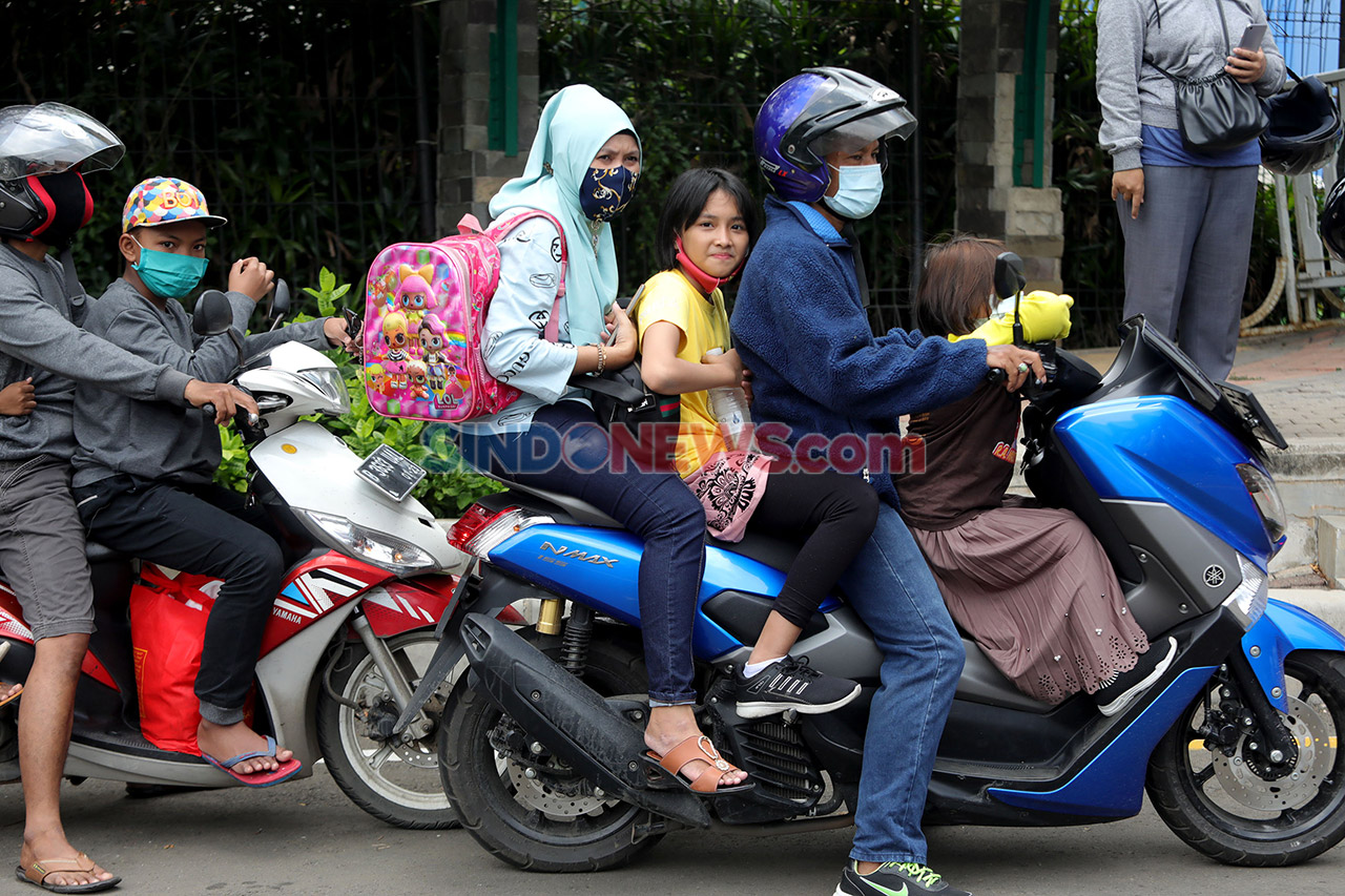 Antrean Pengunjung di...