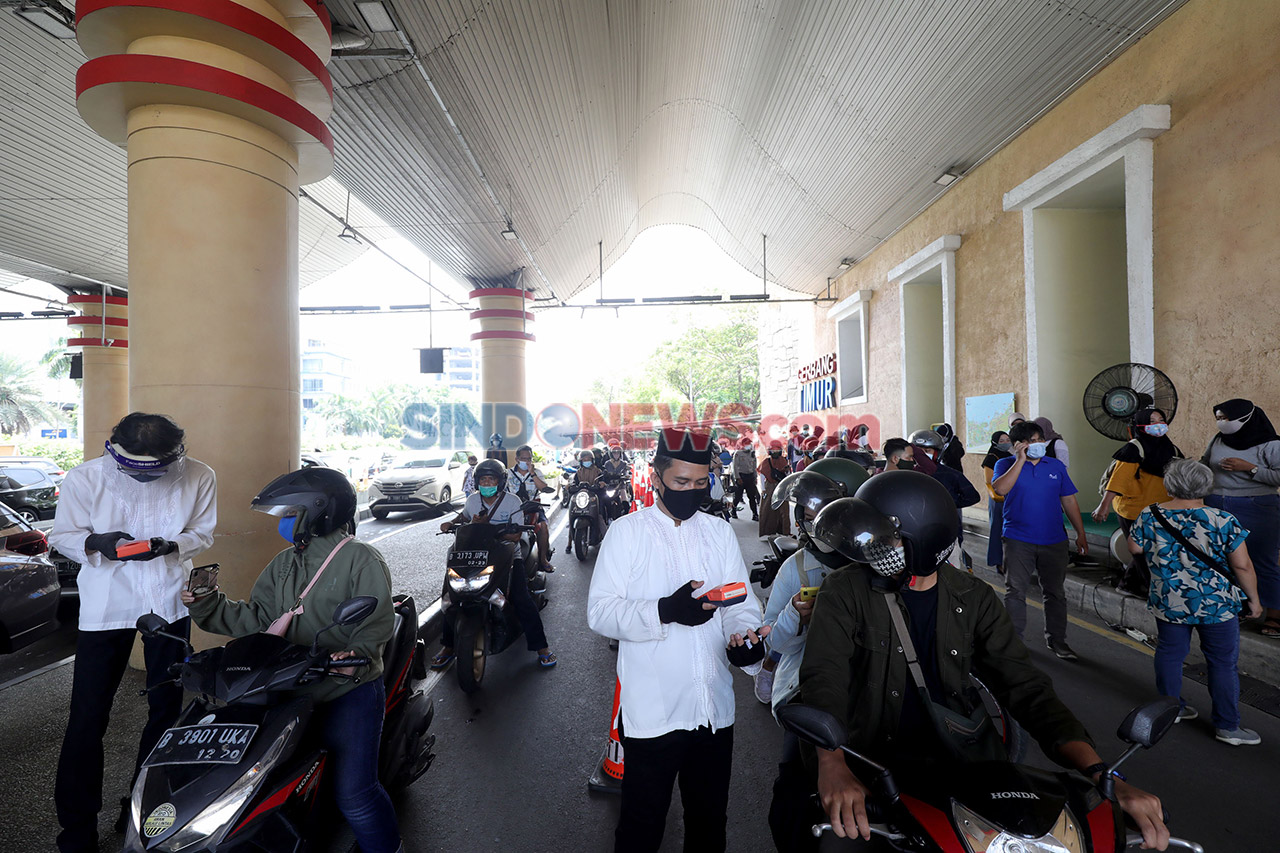 Antrean Pengunjung di...