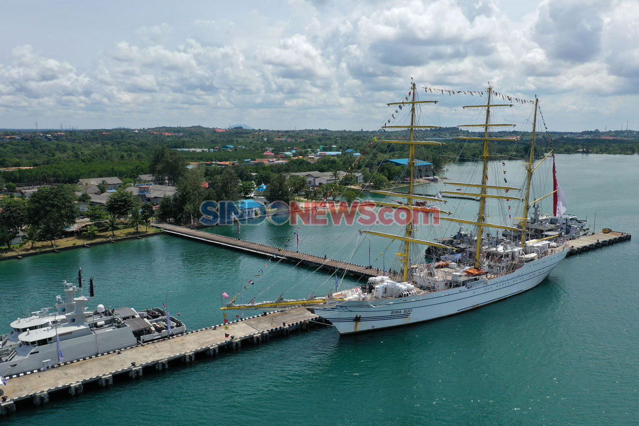 KRI Bima Suci Tiba di...