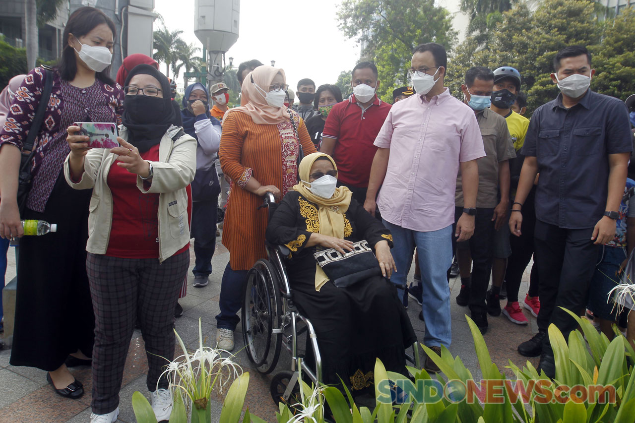 Bersama Keluarga, Anies...
