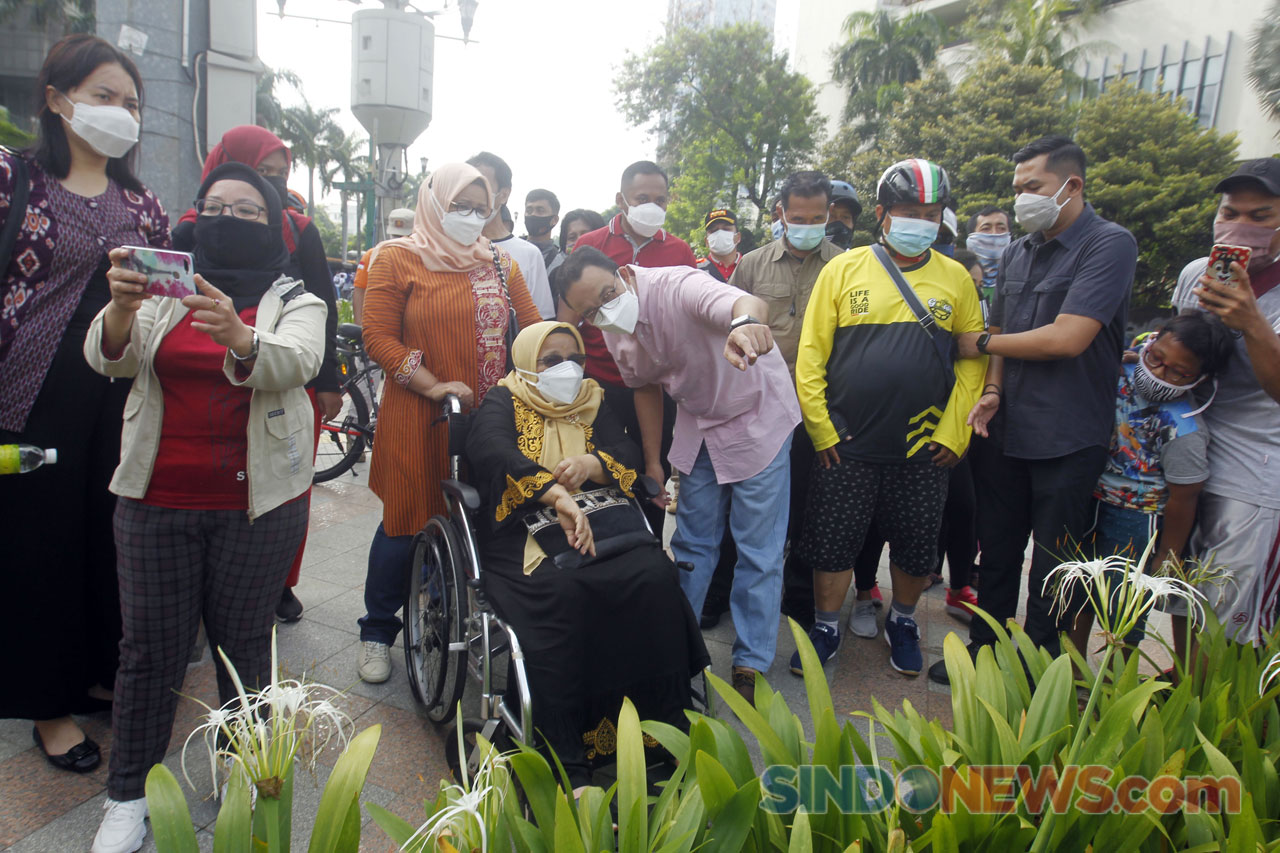 Bersama Keluarga, Anies...
