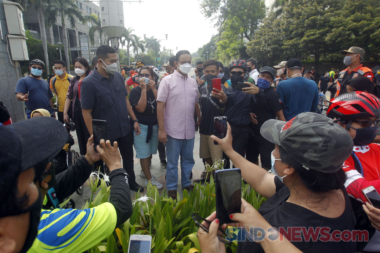 Bersama Keluarga, Anies...