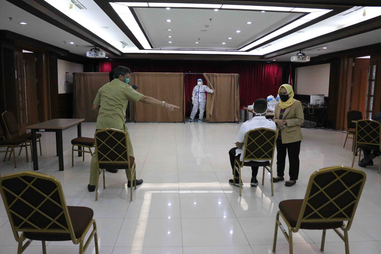Pegawai di Lingkungan...